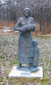 « La Madone internée » Monument érigé en 2001 par l’Association ukrainienne-canadienne des droits civils en mémoire des détenus du camp de Spirit Lake (Amos)