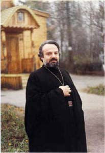 Père Alexandre Men devant l'église de la Présentation