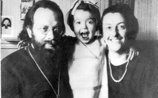 Père Dimitri, sa femme Tamara et Hélène en 1942